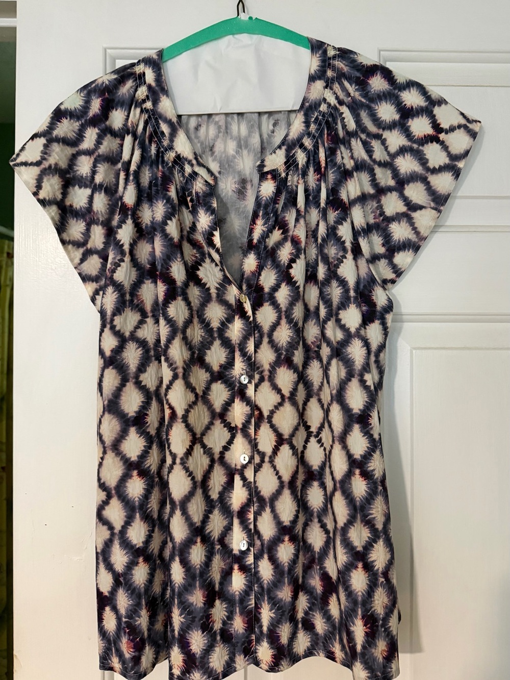 Rails brand Womenโs Navy and Cream Patterned Short Sleeve Button Front Top